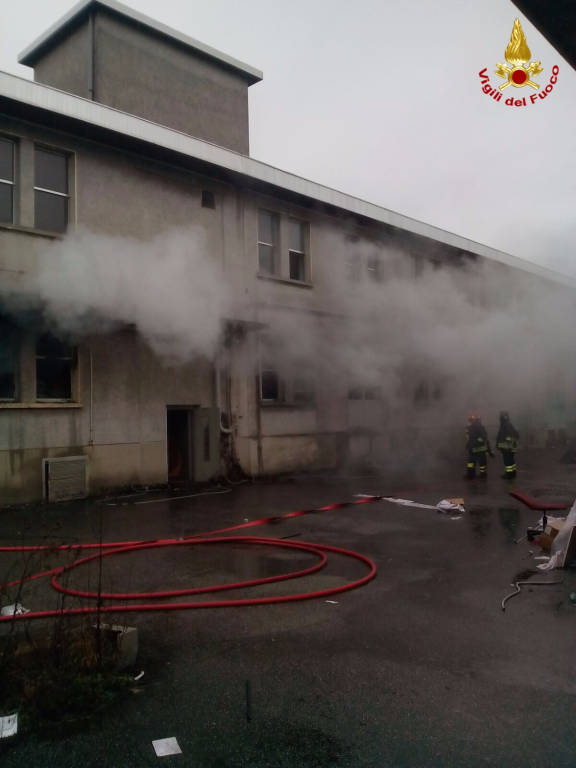 Incendio in una fabbrica dismessa a Legnano