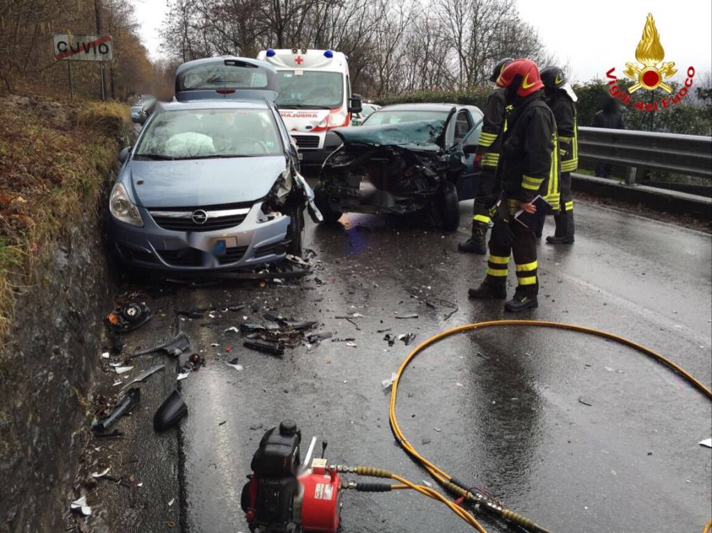 Incidente a Cuvio, scontro tra due auto