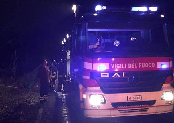 Auto ribaltata fuori strada tra Crosio e Casale Litta