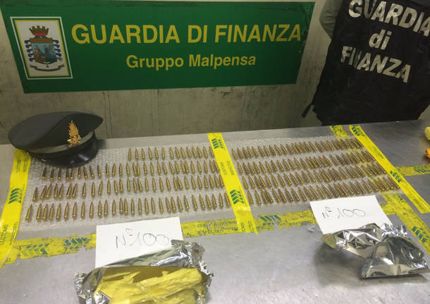 La Guardia di Finanza sequestra 200 proiettili da guerra a Malpensa