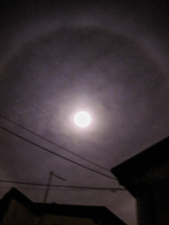 La luna e il suo anello