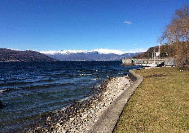 Lago e vento
