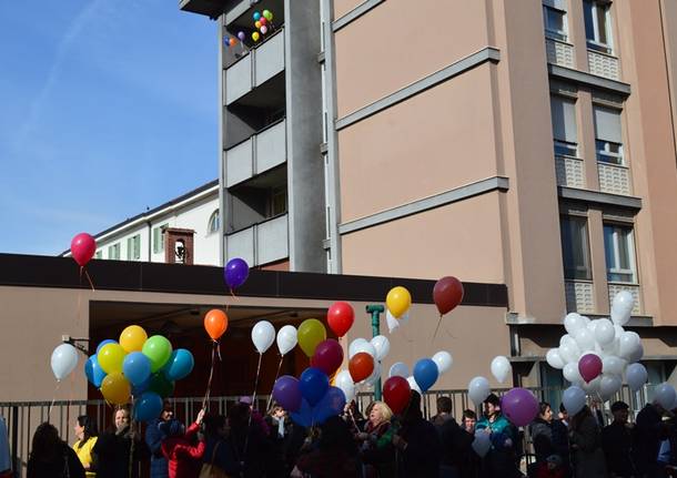 Lancio di palloncini contro il tumore dei bambini