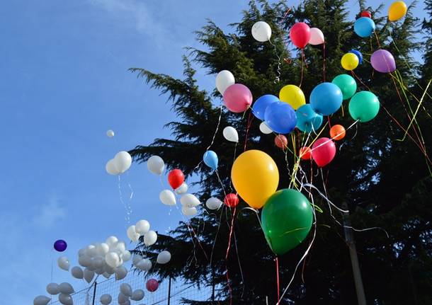 Lancio di palloncini contro il tumore dei bambini