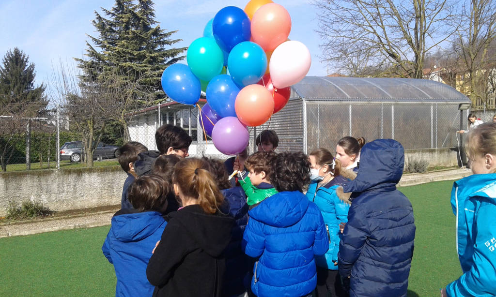 Lancio di palloncini contro il tumore dei bambini
