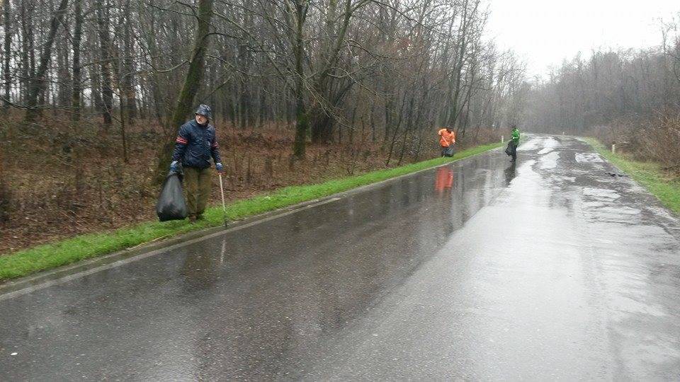 Pulizia sotto la pioggia nel Parco delle Groane