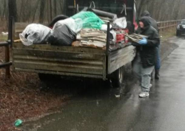 Pulizia sotto la pioggia nel Parco delle Groane