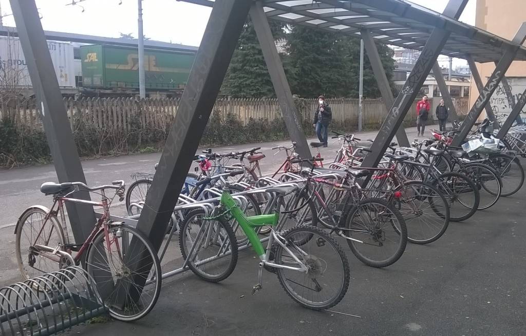 rastrelliera parcheggio bici stazione via sciarè
