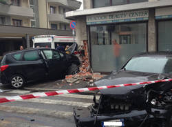 Schianto all'incrocio tra via Isonzo e via Galvani