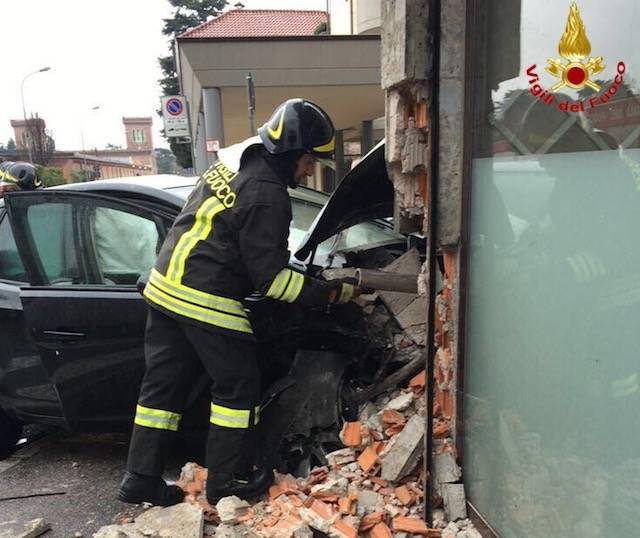 Schianto all'incrocio tra via Isonzo e via Galvani