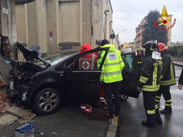 Schianto all'incrocio tra via Isonzo e via Galvani