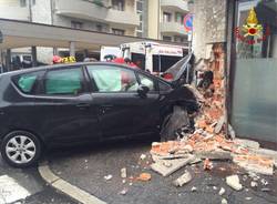 Schianto all'incrocio tra via Isonzo e via Galvani