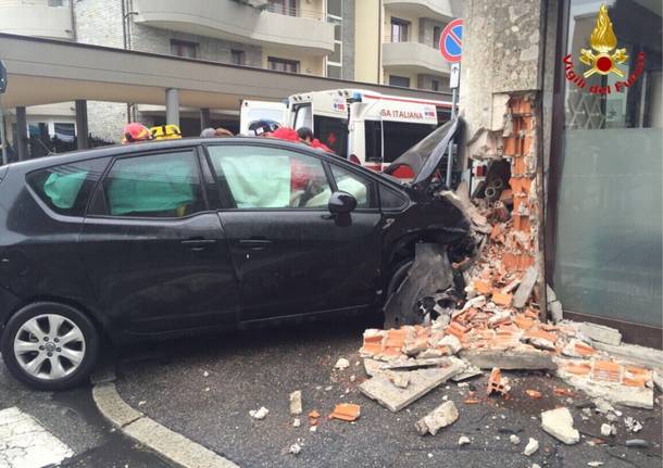 Schianto all'incrocio tra via Isonzo e via Galvani