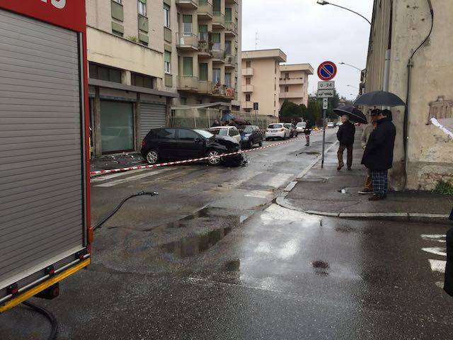 Schianto all'incrocio tra via Isonzo e via Galvani