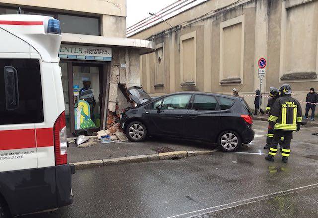 Schianto all'incrocio tra via Isonzo e via Galvani