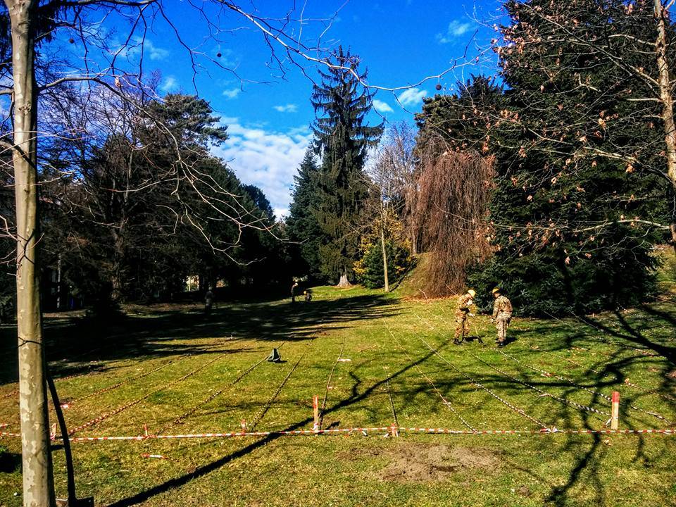 Sopralluogo a Parco Mantegazza, si scava per cercare il coltello che ha ucciso Lidia Macchi