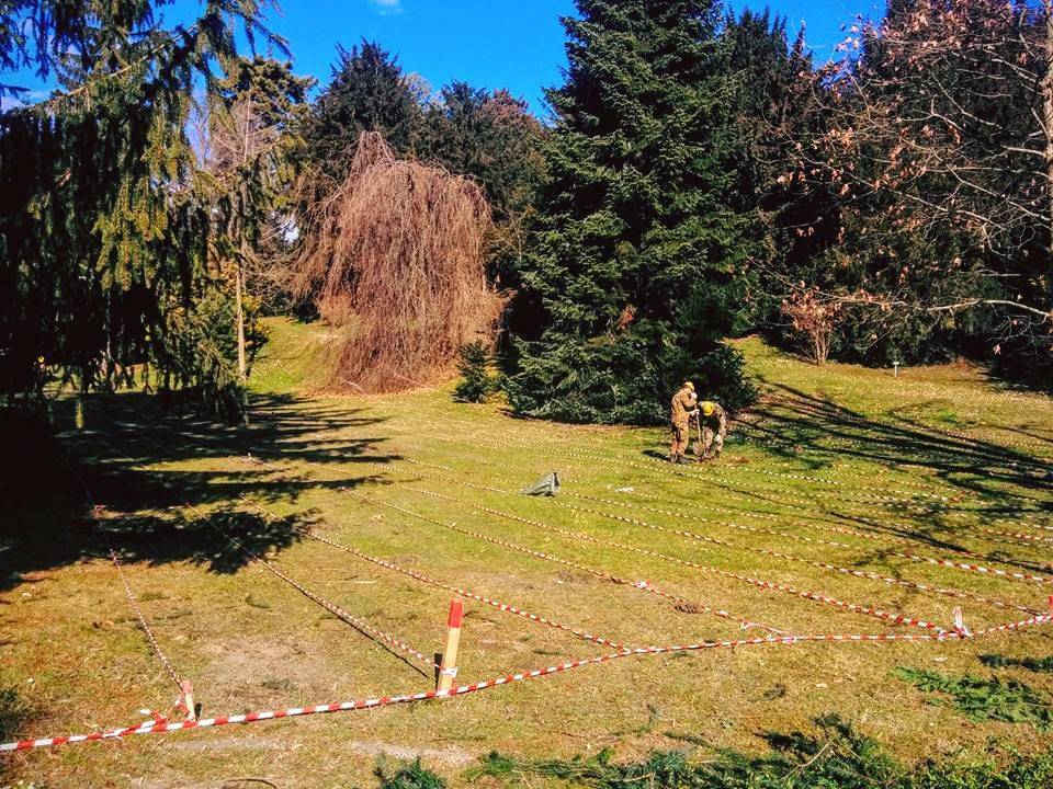Sopralluogo a Parco Mantegazza, si scava per cercare il coltello che ha ucciso Lidia Macchi