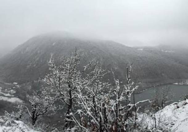 Timidi fiocchi di neve sulla Valganna