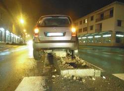 Ubriaco abbatte tre pali ad Azzate