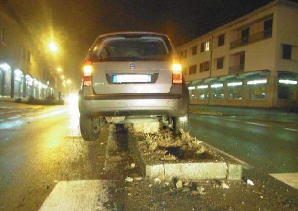 Ubriaco, abbatte tre pali