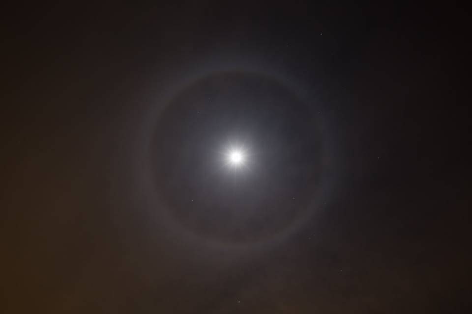 Un anello attorno alla luna