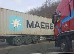 Auto in tangenziale ferme per gasolio sulla strada