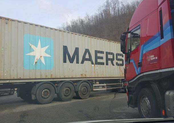 Auto in tangenziale ferme per gasolio sulla strada