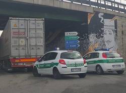 Auto in tangenziale ferme per gasolio sulla strada