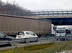 Auto in tangenziale ferme per gasolio sulla strada