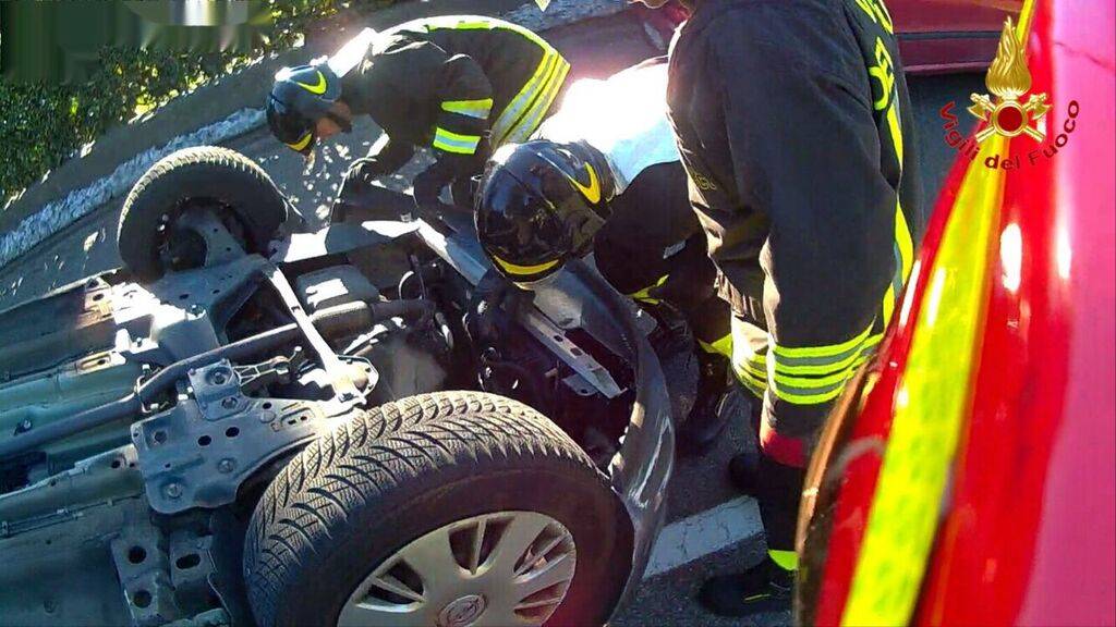 Auto ribaltata a Lavena Ponte Tresa