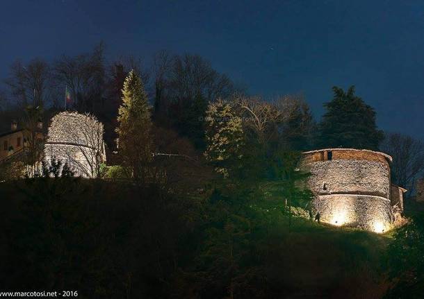 Rocca di Arona illuminata