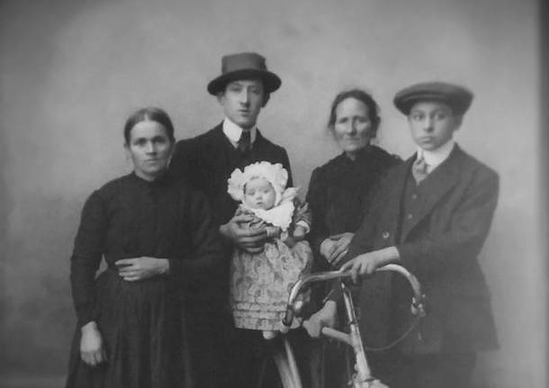 bicicletta foto d'epoca famiglia