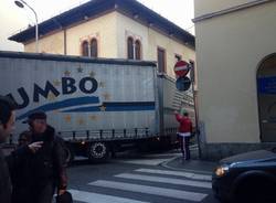 camion incastrato