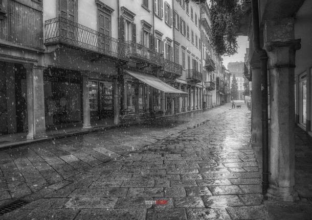 Il centro di Varese sotto il nevischio