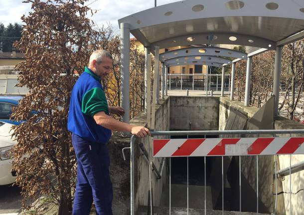 Calcinate, il sottopasso rovinato dalla neve