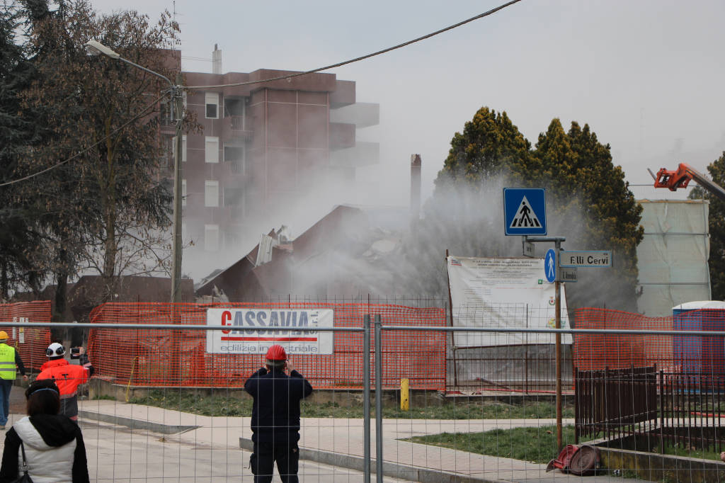 Demolizione a Saronno, l'implosione