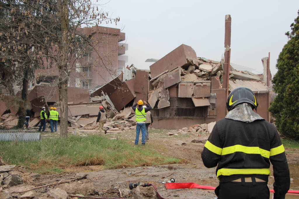 Demolizione a Saronno, l'implosione