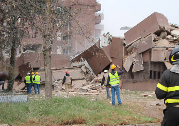 Demolizione a Saronno, l'implosione