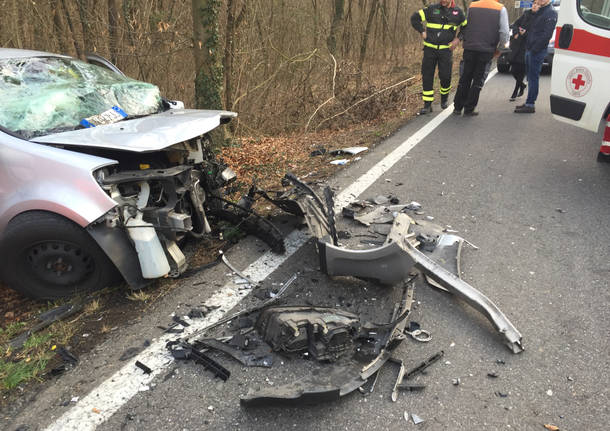 Scontro frontale tra due auto sulla strada provinciale 2