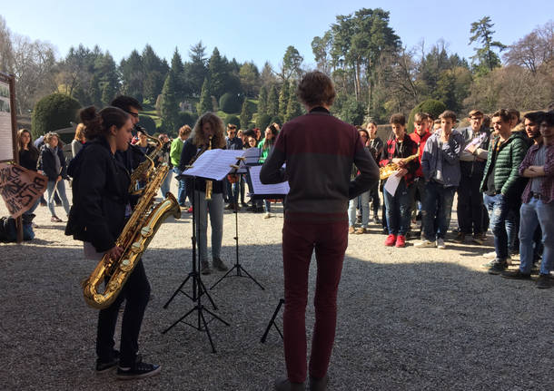 Gli studenti del liceo Manzoni a lezione ai giardini