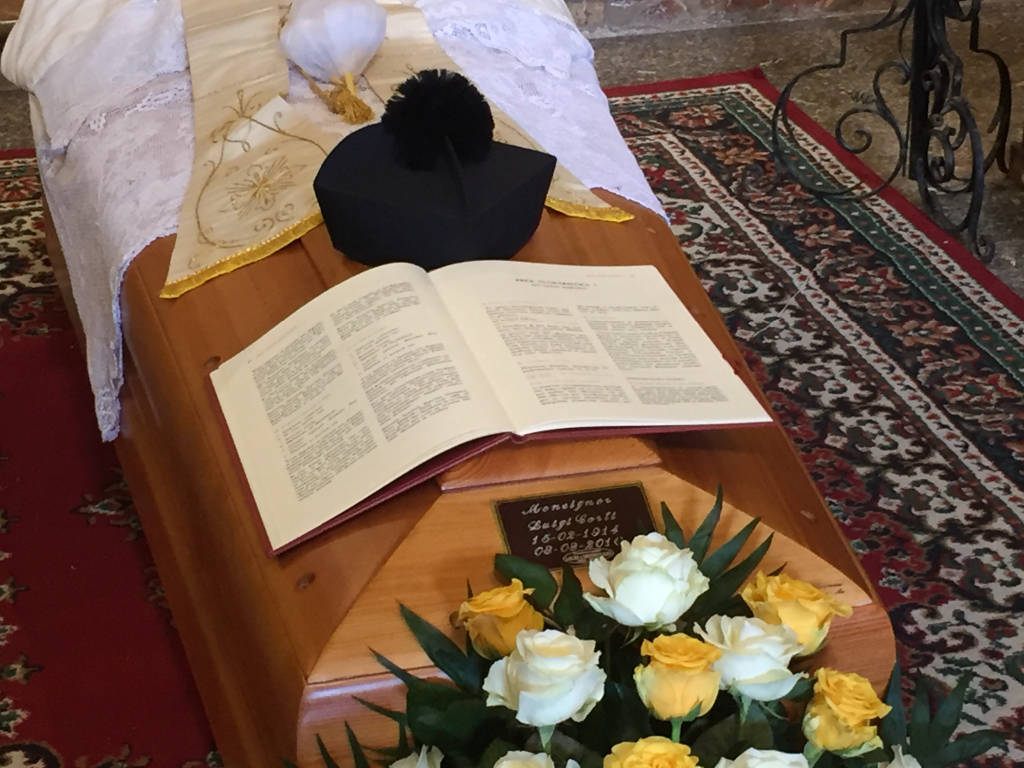 I funerali di don Luigi, parroco di Marzio