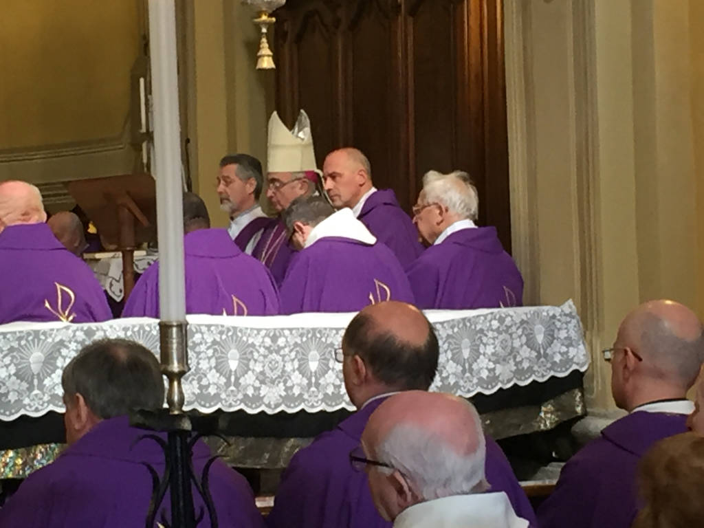 I funerali di don Luigi, parroco di Marzio