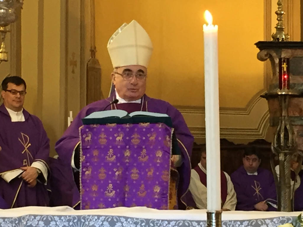 I funerali di don Luigi, parroco di Marzio