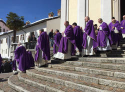 I funerali di don Luigi, parroco di Marzio