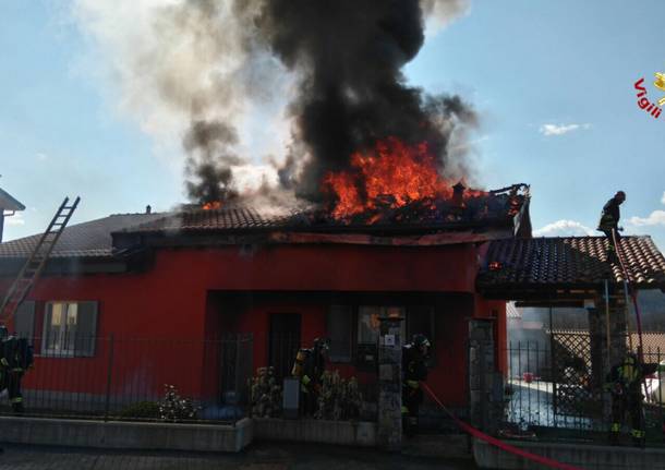 Incendio di Cocquio, l’intervento dei vigili del fuoco