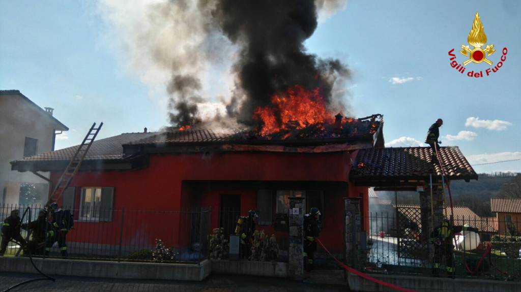 incendio cocquio trevisago 17 marzo 2016 l'intervento dei vigili del fuoco