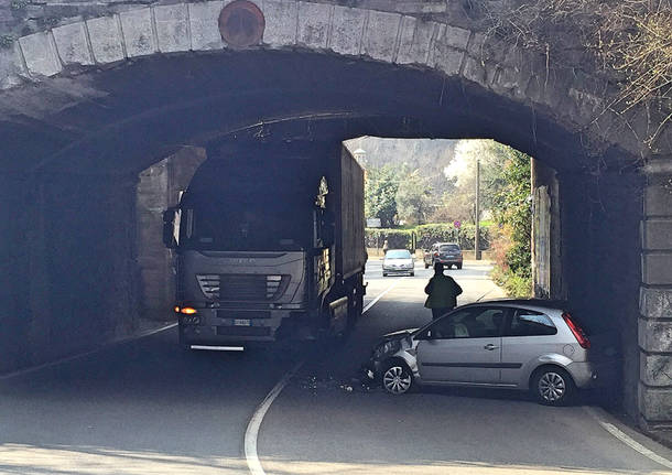 Incidente nel sottopasso di via Gasparotto