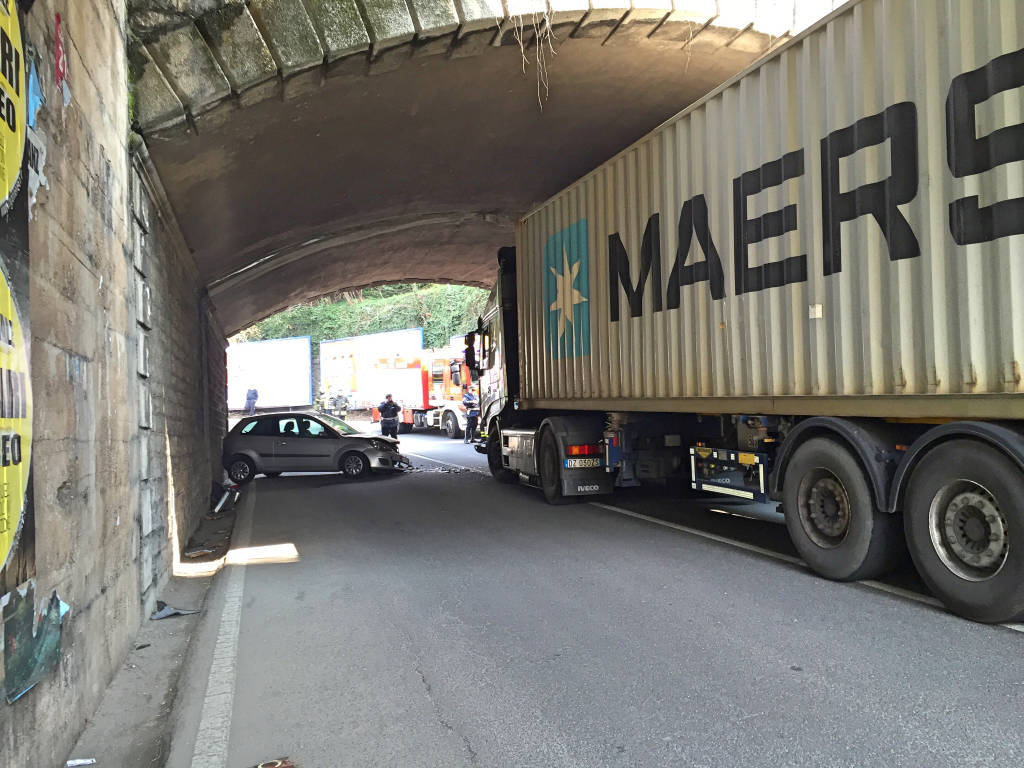 Incidente nel sottopasso di via Gasparotto