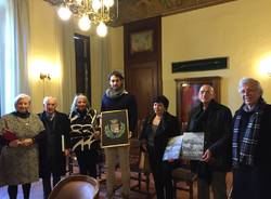 L'opera di Donatella Stolz consegnata al sindaco di Besozzo 