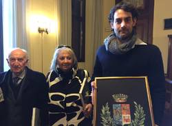 L'opera di Donatella Stolz consegnata al sindaco di Besozzo 